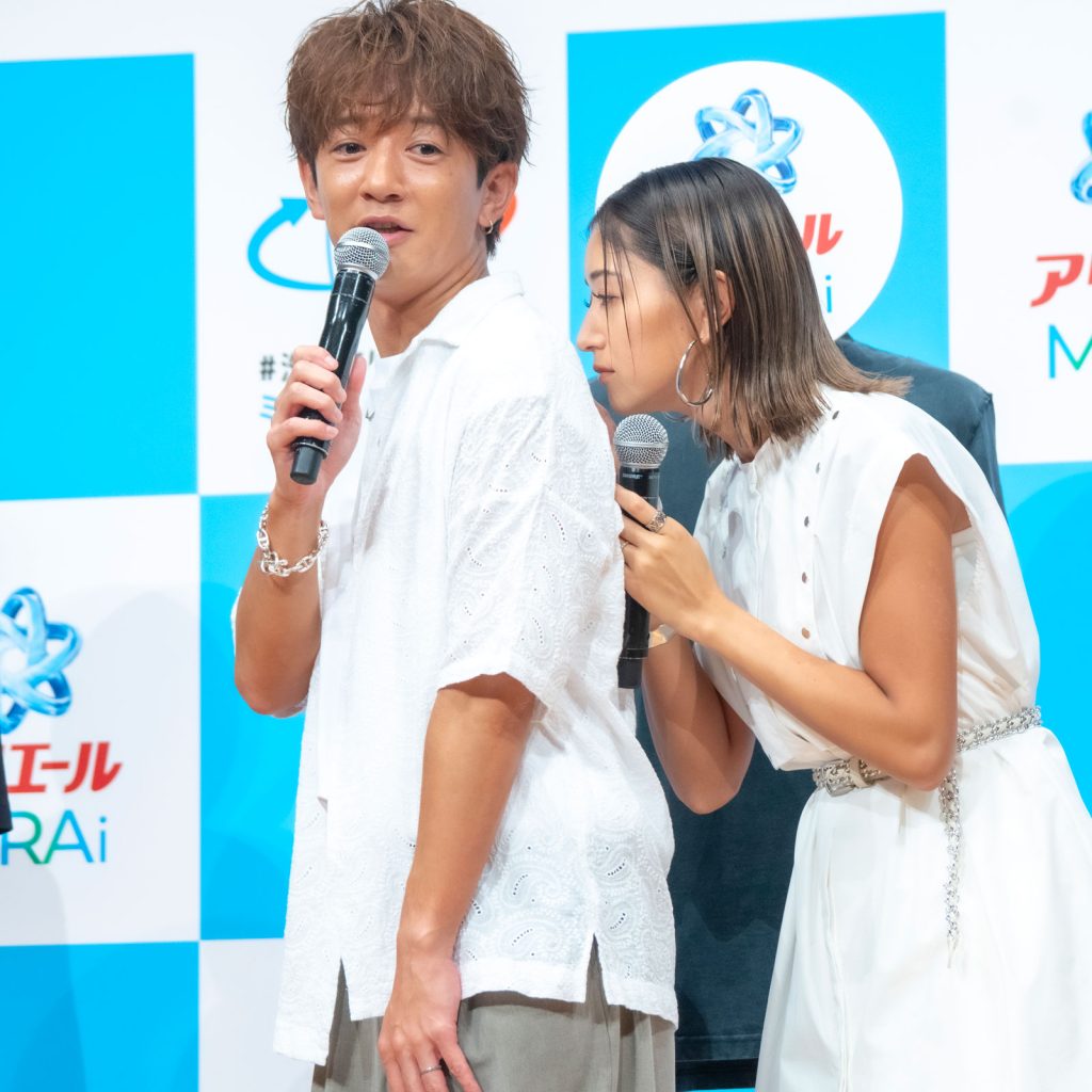『#洗ってはじメル_ミライプロジェクト』発足式より、においの確認をするみちょぱと大倉士門