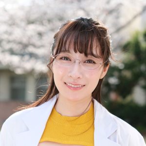 デビュー10年のグラビアアイドル、白衣姿からは美谷間チラり