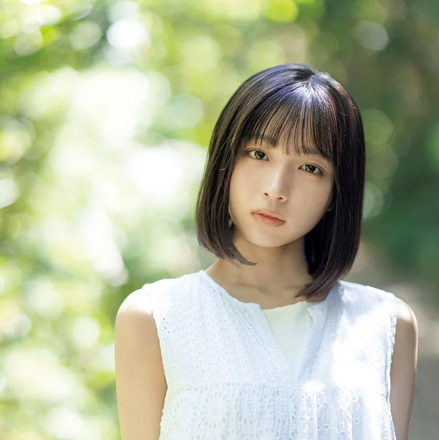 日向坂46大野愛実、テーマは“王道の夏休み”…裏表紙には櫻坂46中川智尋