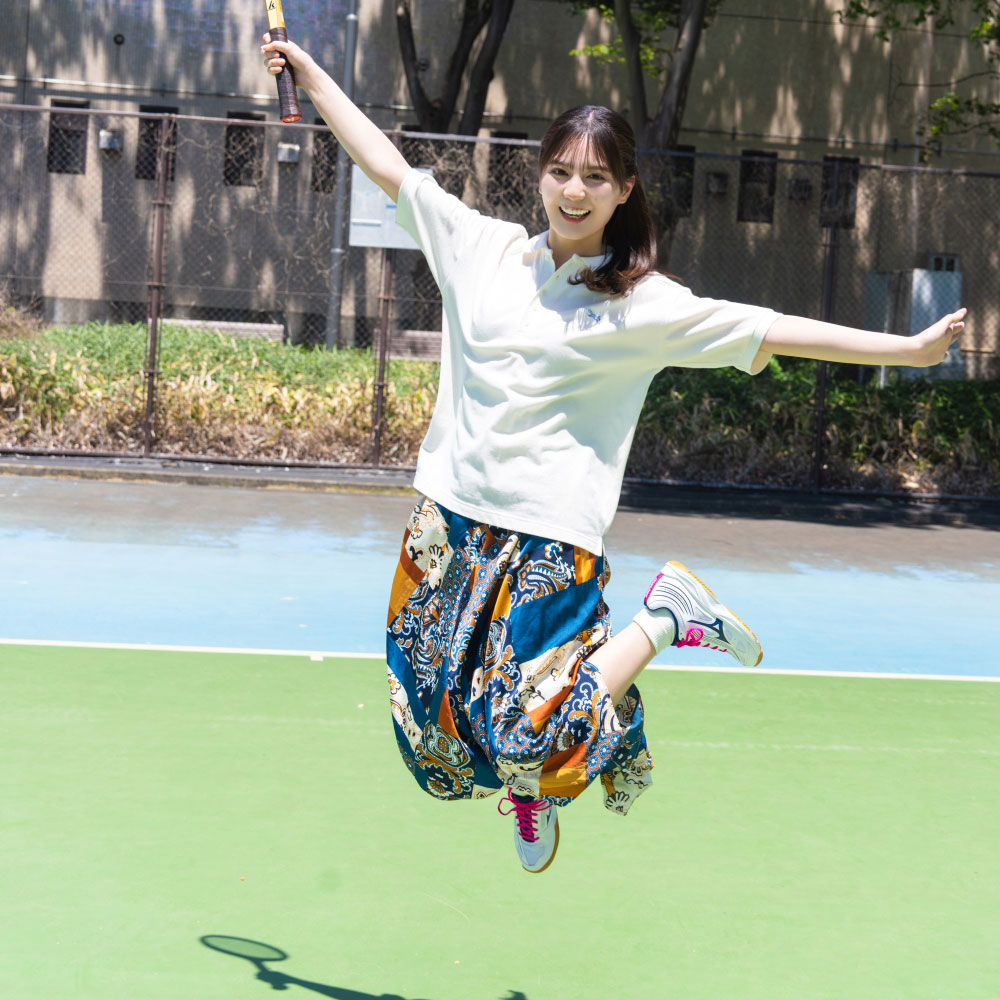 日向坂46小坂菜緒、テニスにトランポリン・ボウリングも…最高の笑顔で