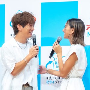 目隠しされた状態のみちょぱを、夫・大倉士門が優しくエスコート…仲むつまじい姿に会場もほっこり