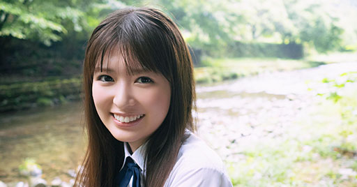 乃木坂46小川彩、猛暑も吹き飛ぶ清涼感あふれるグラビアショット