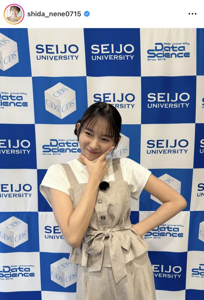 テレビ埼玉「キャンパスライフTV~世田谷3大学編~」で母校・成城大学を訪れ、笑顔を見せる