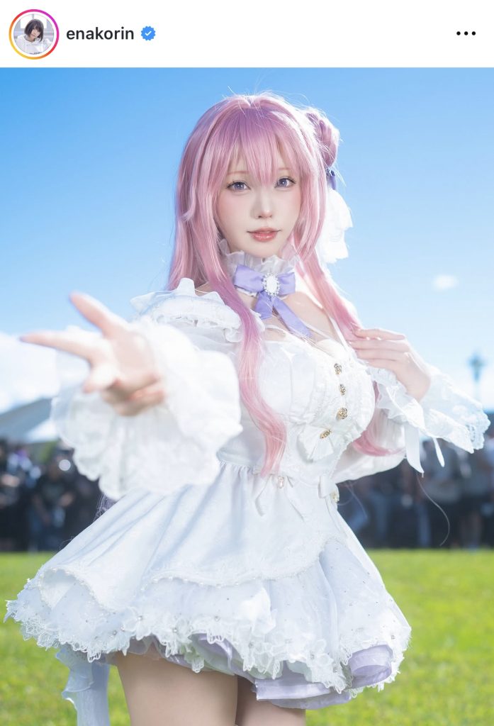 えなこがゲーム「勝利の女神:NIKKE」ドロシーのコスプレ姿を披露
