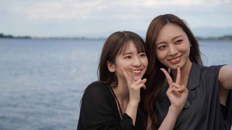 宿周辺を散策する梅澤美波と菅原咲月