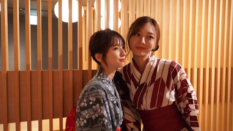 浴衣に着替えた梅澤美波と菅原咲月、お楽しみの夕食タイムへ