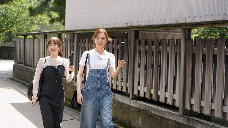 『ひがし茶屋街』へ向かう梅澤美波と菅原咲月