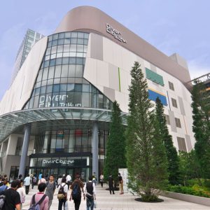 秋元康氏総合プロデュース、男性新グループの活動拠点が「ダイバーシティ東京 プラザ」に開設されることが決定