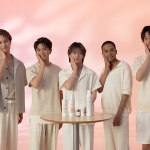 Aぇ! group「Aぇ肌ポーズ」披露、肌も心もうるおうWEB CM公開