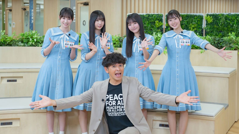 講師のますだおかだ・岡田圭右が4人の五期生にさまざまなアドバイスを送る