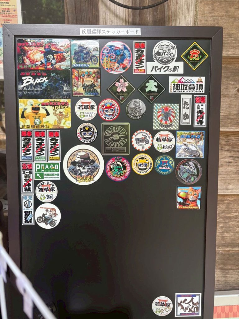 真ん中よりちょっと下、左から2番目によりぴステッカーの姿も！