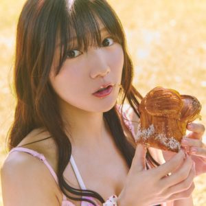 日向坂46河田陽菜、ピクニック中に大きなシナモンロールをぱくっ！2nd写真集より新先行カット到着