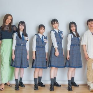 日向坂46鶴崎仁香、斬新なポージングを披露し一同大爆笑