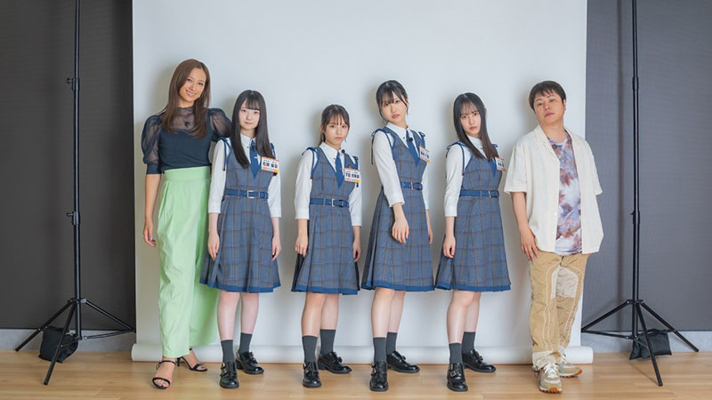 『日向坂になりましょう ‐五期生成長バラエティ‐』に出演する高橋ユウ、佐藤優羽、下田衣珠季、鶴崎仁香、松尾桜、井上裕介(写真左から)