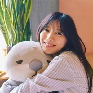 日向坂46河田陽菜、ラッコのぬいぐるみをぎゅっ！朝のパジャマ姿の先行カット公開