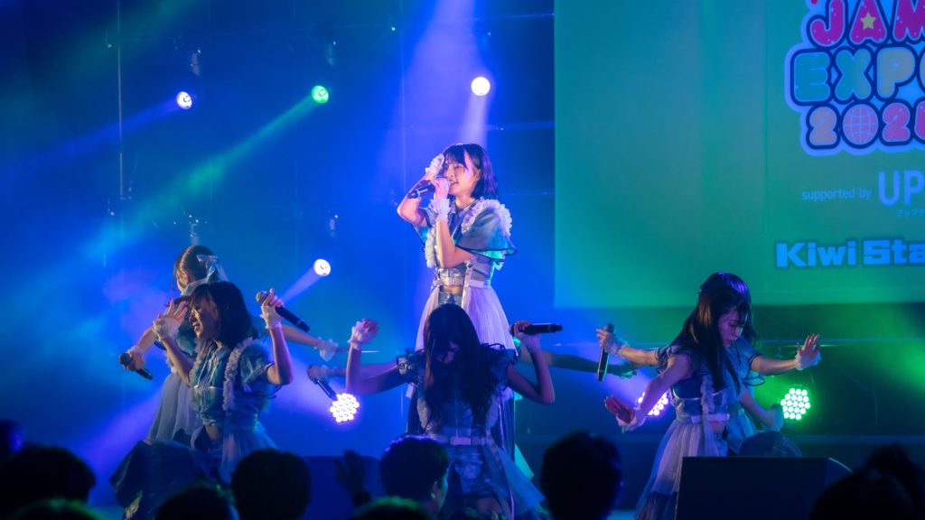 『＠JAM EXPO 2025』キウイステージに登場したAsIs