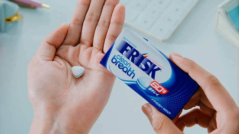 FRISK「60分息キレイ」篇に出演する白石麻衣