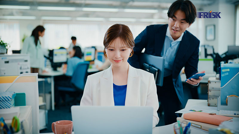 FRISK「60分息キレイ」篇に出演する白石麻衣