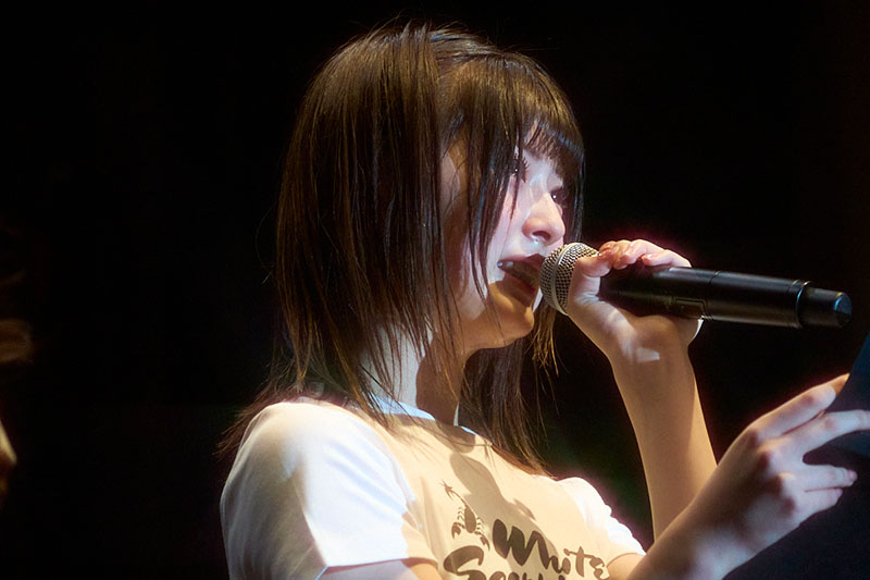 『WHITE SCORPION 3rd ONEMAN LIVE「連撃」』よりスコピストに向けて手紙を読み上げるHANNA