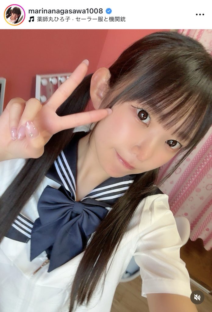 キュートなセーラー服姿も披露