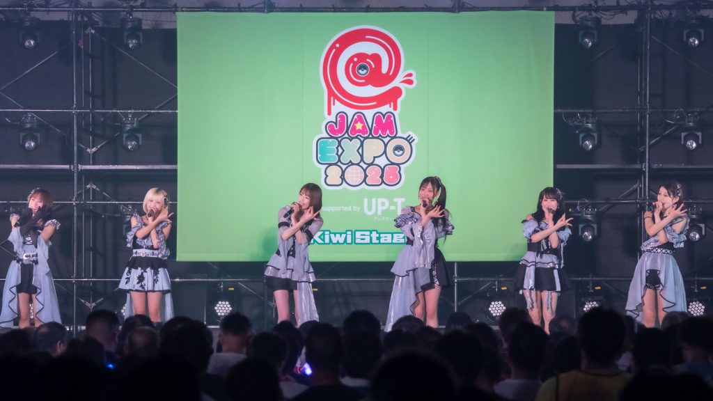 『@JAM EXPO 2025』キウイステージに登場したLarmeR、左から坂口渚沙、みのり、七海花菜、牧野りりさ、水川心愛、凪乃瑚々奈