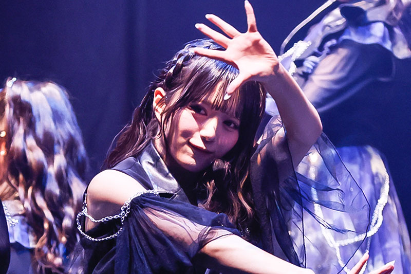 『WHITE SCORPION 3rd ONEMAN LIVE「連撃」』より「眼差しSniper」を披露するACE