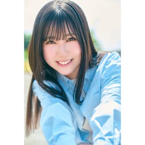 日向坂46「五期生のぽかぽか写真館」鶴崎仁香がグループカラーの空色シャツ姿で登場