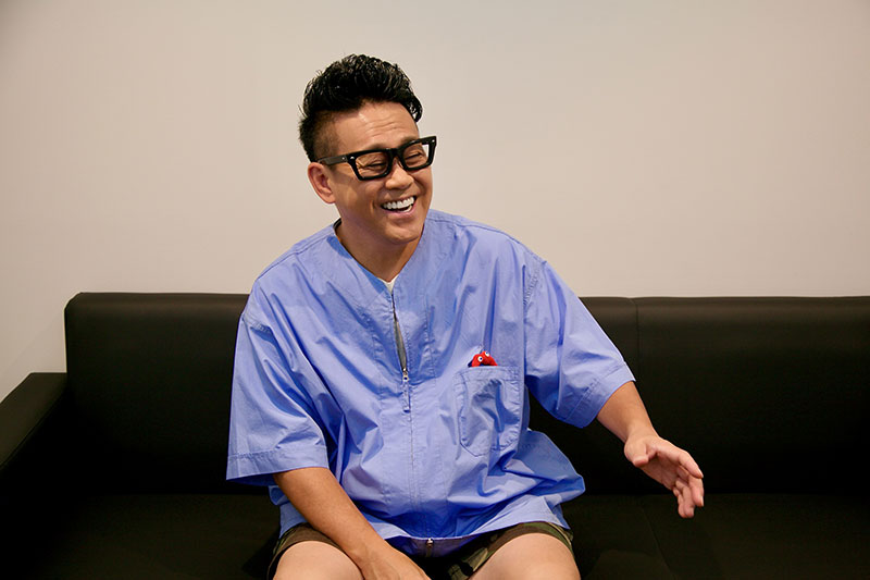 インタビューに応じる宮川大輔