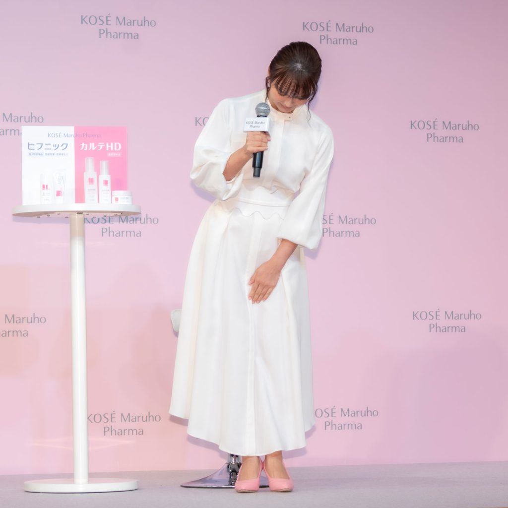 「コーセーマルホファーマ『ヒフニック』『カルテHD』新CM発表会」に出席した多部未華子