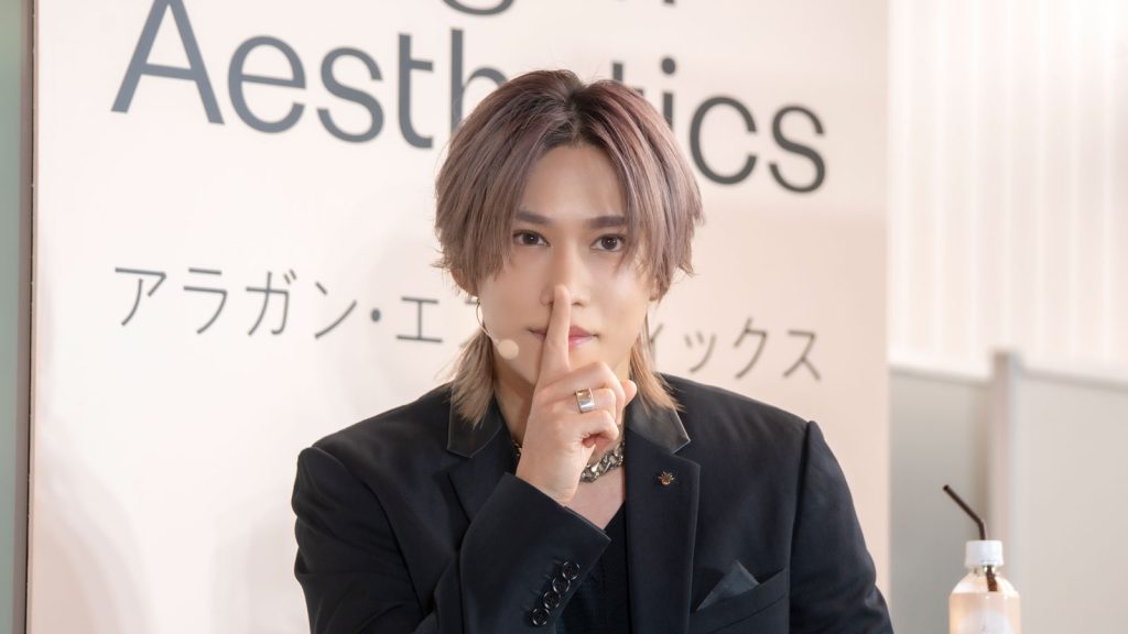 アッヴィ合同会社アラガン・エステティックス ポップアップイベント「お肌見Salon」発表会に出席したKis-My-Ft2・千賀健永が“Eライン”を確認