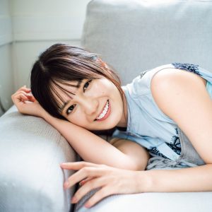 日向坂46小坂菜緒、デート気分を味わえるグラビアショット