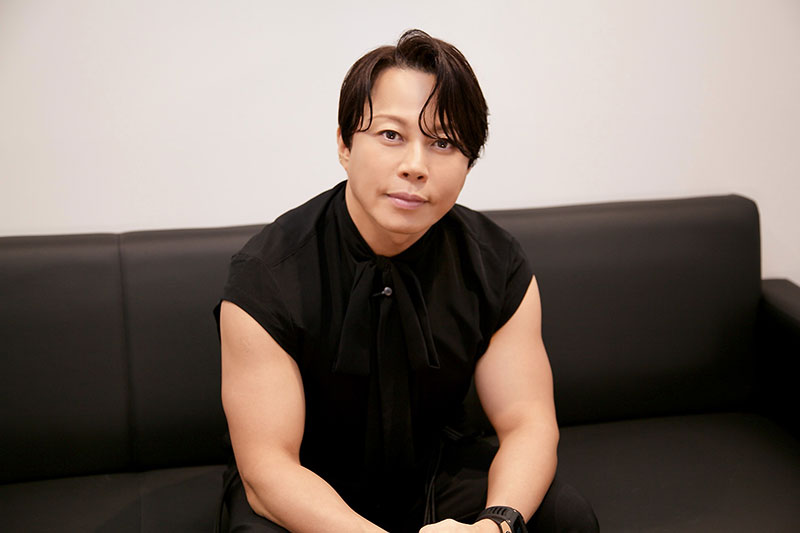 インタビューに応じる西川貴教