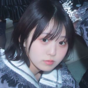 人気アイドルグループのメンバーが美脚あらわな肩出しコーデを披露「めちゃカワイイ！」「マジ天使」「大人の魅力が満開」「神々しい」