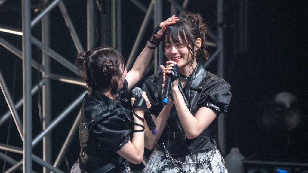 『AsIs 1st TOUR -NO EDIT. NO FILTER.-』in TOKYO(FINAL)より、キャプテン就任に涙する桃井美月をなでなでする星野夢空