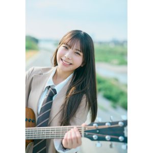 日向坂46「五期生のぽかぽか写真館」下田衣珠季がネクタイ制服姿&ギターを抱えて登場！