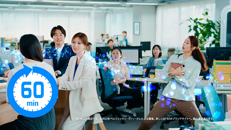 FRISK「60分息キレイ」篇に出演する白石麻衣