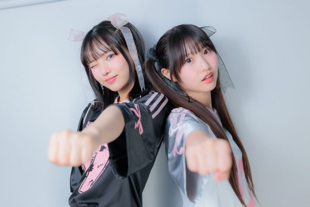 CLIONEの高島江梨奈と七転びやお(写真左から)