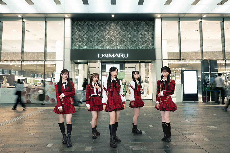 「AKB48 大衣装展 -時代を彩った装跡-」キービジュアル、左から伊藤百花、倉野尾成美、小栗有以、佐藤綺星、八木愛月