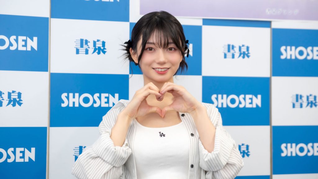 瀬戸環奈が写真集「好きになっちゃう」発売記念取材会に登壇