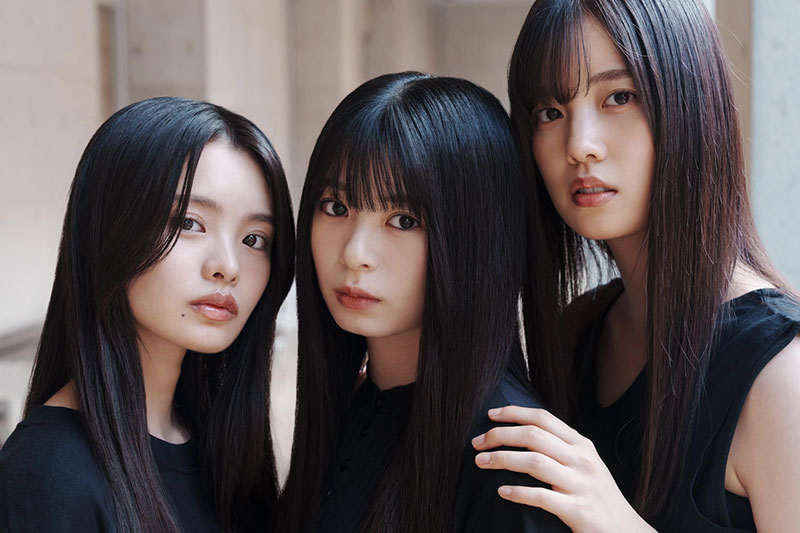 「B.L.T.2025年11月号」に登場している櫻坂46四期生・左から浅井恋乃未、稲熊ひな、勝又春