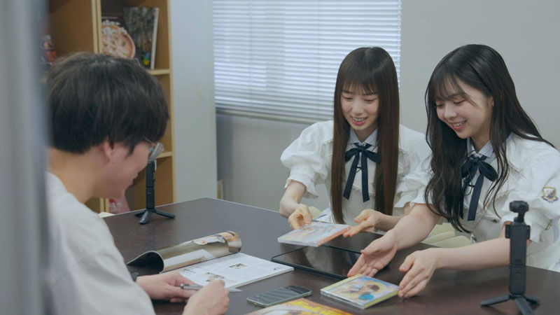 緊張しながらもインタビューを受け、39th single「Same numbers」をアピール