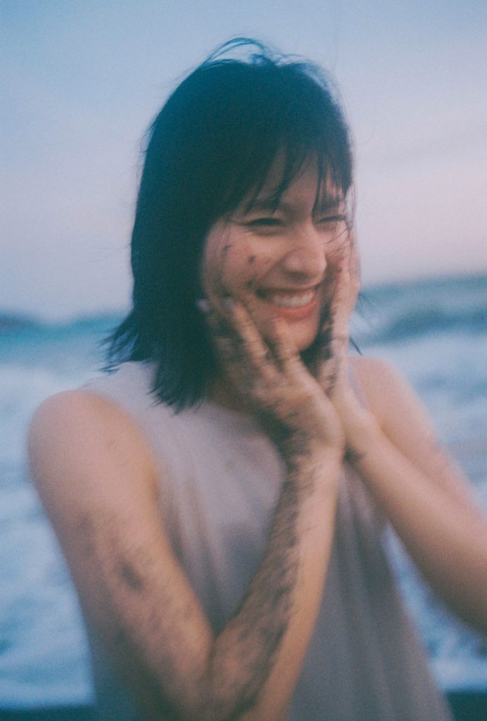 橋本愛“20代ラスト写真集”より