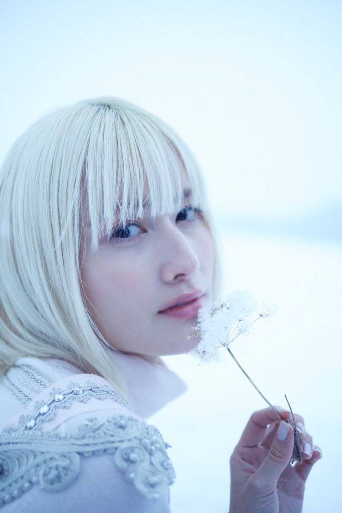 橋本愛“20代ラスト写真集”より
