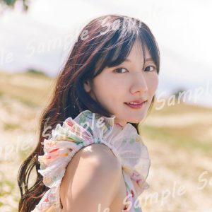 日向坂46河田陽菜、シフォンのドレスをまとう新カット…封入特典ポストカード公開