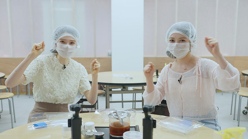 マスクと帽子を着用し、オリジナル明太子作りに挑戦する長嶋凛桜(右)と矢田萌華(左)