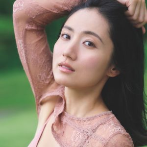 芸能活動20周年…“伝説の美少女”が洗練された大人な姿を披露