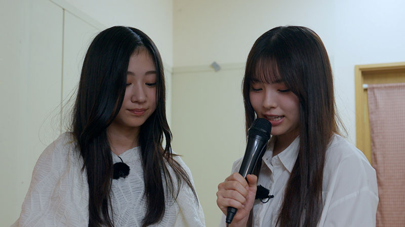 『栗山米菓』の体験館では“館内放送”にも挑戦する川端晃菜(左)と森平麗心(右)