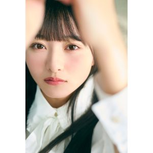 日向坂46「五期生のぽかぽか写真館」片山紗希がアンニュイな視線で登場！
