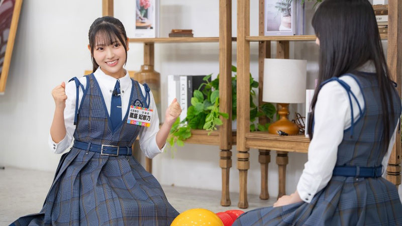 『叩いてかぶってじゃんけんぽん対決！』に挑む蔵盛妃那乃と佐藤優羽
