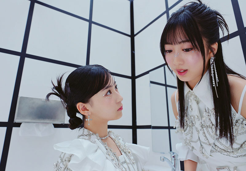WHITE SCORPIONの2nd MINI ALBUMリード曲「Corner of my heart」MVよりCOCOとAOI